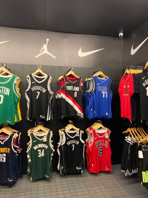 Jersey Basket Aesthetic, Nba Jersey Outfit Woman, Nba Jersey Outfit Men, Nba Lifestyle, Nba Clothes, Hoop Aesthetic, Nba Jersey Outfit, Jerseys Outfit, Best Nba Jerseys