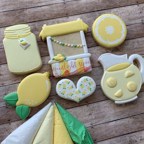 Jackie Arena on Instagram: “I taught my first of 9 summer classes last Monday, and this lemonade theme still has me like 😍 Lemonade stand, pitcher, and lemon 🍋 from…” Lemonade Cookies Decorated, Lemon Royal Icing Cookies, Summer Decorated Cookies, Summer Sugar Cookies, Royal Iced Cookies, Summer Classes, Iced Sugar Cookies, Spring Cookies, Summer Cookies