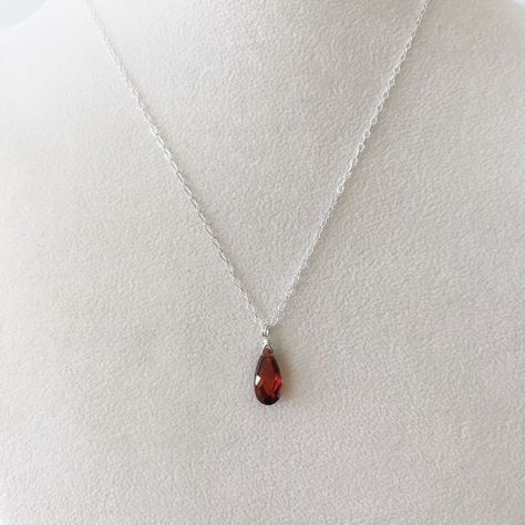 Emerald Sustrai, Red Pendant, Zirconia Necklace, Cubic Zirconia Necklace, Necklace Delicate, Garnet Pendant, Jewelry Accessories Ideas, Garnet Necklace, Dope Jewelry