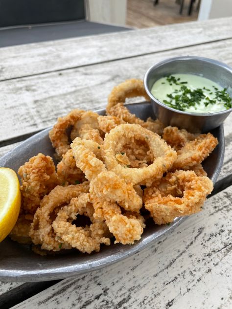 Fried Calamari Aesthetic, Calamari Aesthetic, Mariscos Aesthetic, Appetizers Aesthetic, Aesthetic Appetizers, Appetizer Aesthetic, Appetizers Restaurant, Restaurant Appetizers, Fried Calamari