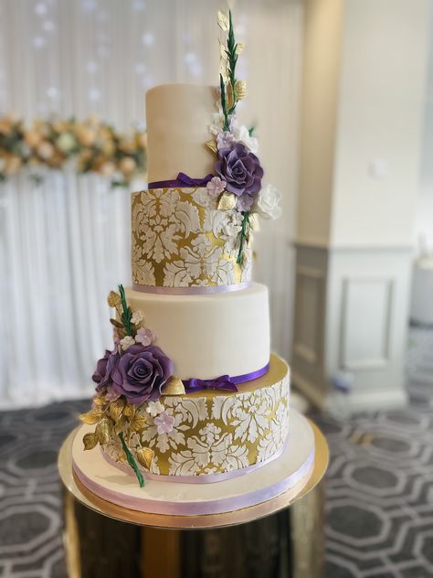 Purple And Cream Wedding Theme, Lavender Gold And White Wedding, Gold And Purple Wedding Cake, Lavender And Gold Wedding Theme, Gold And Purple Wedding Theme, Purple Gold And White Wedding, Gold And Lavender Wedding, Purple And Gold Wedding Theme, Lilac And Gold Wedding