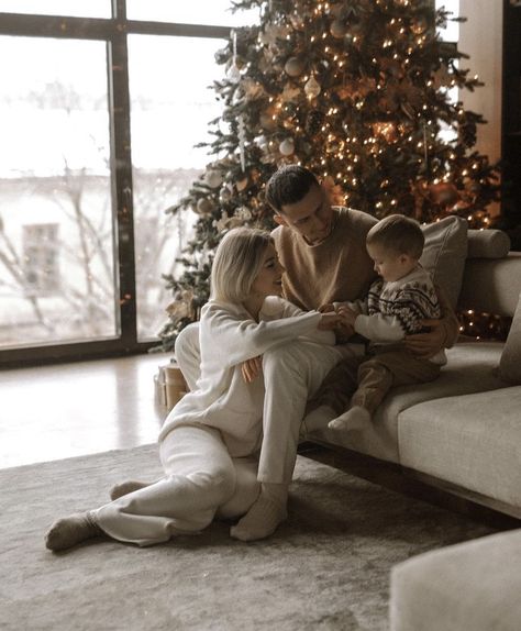 Christmas In Home Session, 2024 Family Christmas Photos, Christmas Photoshoot Ideas Home, Hot Chocolate Family Photoshoot, Diy Family Christmas Photos With Iphone, 2024 Christmas Photo Trends, Cabin Christmas Photoshoot, Family Photo In Home, Cozy Family Christmas Photos