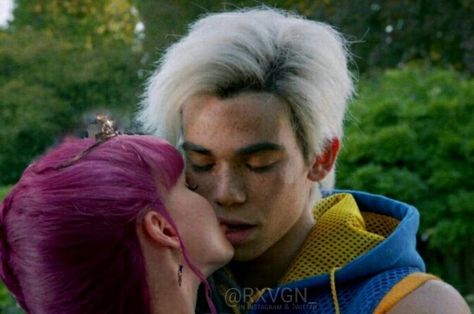 Descendants Behind The Scenes, Carlos Descendants, Cameron Boyce Descendants, Dove Cameron Descendants, Disney Descendants Characters, Disney Descendants Mal, Descendants Pictures, Cameron Boys, Mal Descendants