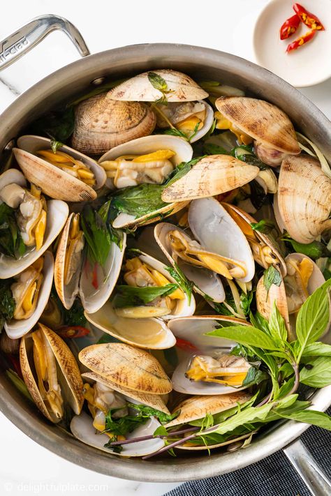 Steamed Clams Recipe, Steam Seafood, Easy Baked Shrimp, Clams Recipe, Fresh Basil Recipes, Appetizer Dinner, Shrimp Toast, Steamed Clams, Shell Fish