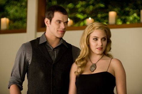 Rosalie Twilight, New Moon Movie, Rosalie Cullen, Bella Y Edward, Andrew Cooper, Julia Jones, Rosalie Hale, Twilight Saga New Moon, Talking To The Moon