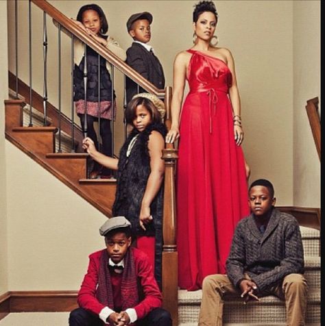 Nailed it: the staircase Elegant Photoshoot, Family Potrait, Black Celebrity News, Xmas Pictures, Family Christmas Pictures, Family Picture Poses, Christmas Portraits, Family Pic, Family Holiday Photos