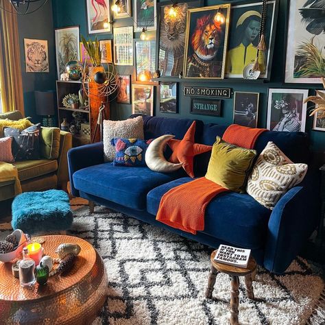 Real Bedroom, Romance Decor, Velvet Sofa Living Room, Blue Couch Living Room, Maximalist Living Room, Dark Deco, Moody Living Room, Eclectic Maximalism, Blue Velvet Sofa