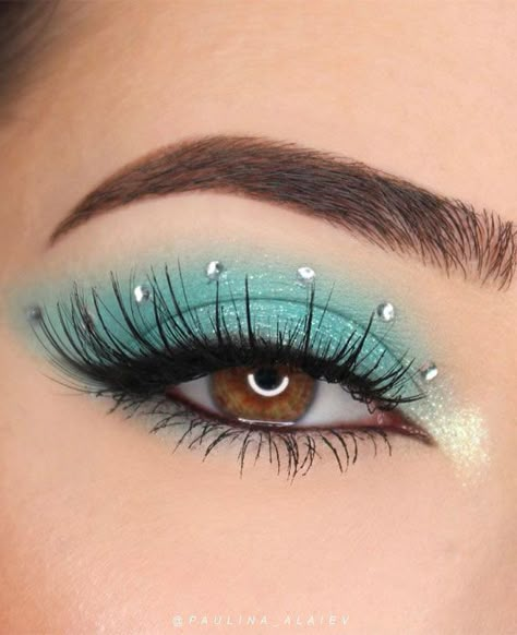 Light Teal Eyeshadow Looks, Teal Eye Makeup Looks, Simple Teal Eyeshadow Looks, Teal Blue Eye Makeup, Teal Makeup Ideas, Teal Eyeshadow Looks For Brown Eyes, Turquoise Prom Makeup, Summer Eyeshadow Looks Brown Eyes, Sea Makeup Looks