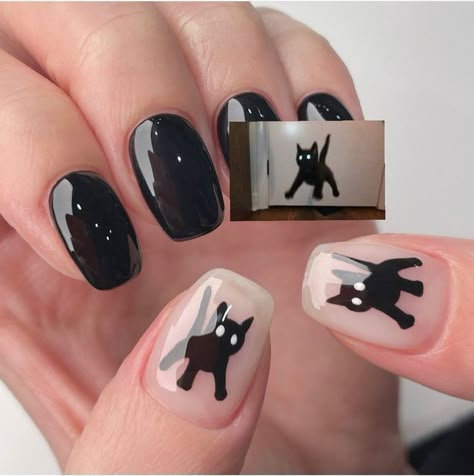 Emily The Strange Nails, Cat Acrylic Nails, Emo Short Nails, Anime Nails Ideas, Album Cover Nails, Black Cat Nail Art, Black Cat Nail, Black Cat Nails, Cat Nail Designs