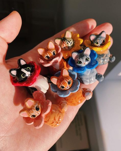 Polymer Clay 💛 Dunya (@terrabuddies) • Instagram photos and videos Polymer Clay Crafts Ideas, Polymer Clay Cat, Clay Cat, Clay Bird, Clay Keychain, Clay Things, Clay Diy Projects, Clay Crafts Air Dry, Polymer Clay Animals