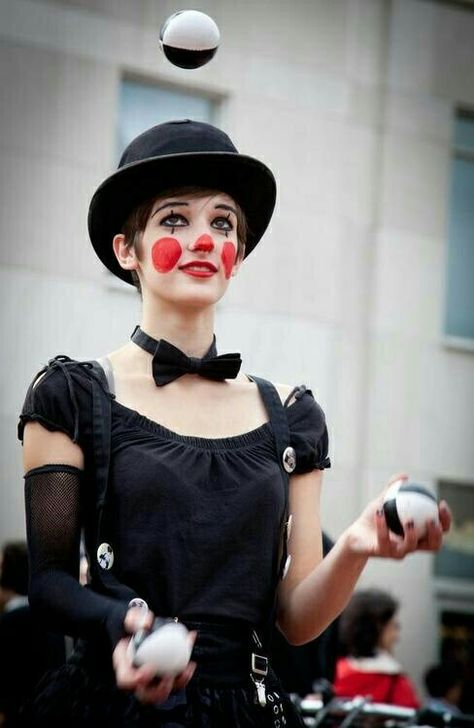 More mime then clown but cute as heck... More Clown Makeup Pretty, Dark Circus, Female Clown, Clown Halloween, Baby Kostüm, Face Painting Easy, Diy Kostüm, Send In The Clowns, Night Circus