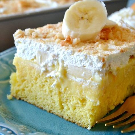 Jello Parfait, Instant Banana Pudding, Banana Pudding Poke Cake, Pudding Poke Cake, Banana Pudding Cake, Banana Pudding Cheesecake, Poke Cake Recipes, Peach Cake, Poke Cakes