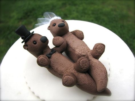 SO CUTE Otter Wedding, Icing Techniques, Diy Wedding Cake, Sea Otters, Custom Wedding Cake Toppers, Wedding Topper, Sea Otter, Recipes From Heaven, Wedding Cake Designs