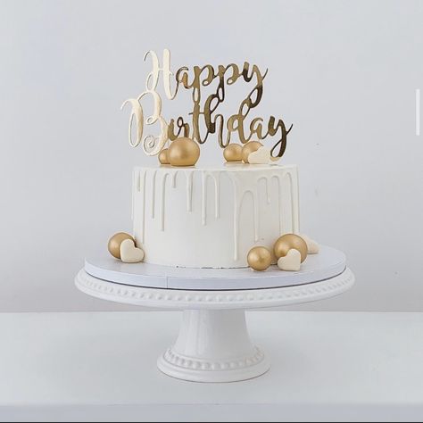 White Cake Design For Men, White Cake Design Birthday, Gold And White Cake Birthday, Birthday Cake Ideas White, Birthday Cake Gold And White, White Cake Ideas, White And Gold Birthday Cake, White And Gold Cake, White Birthday Cake