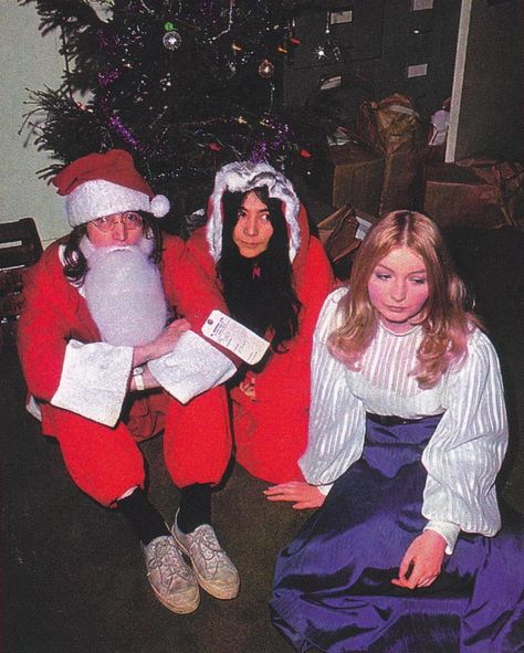 John Lennon 1969, Beatles Christmas, Beatles Apple, John Lennon Yoko Ono, Beatles Girl, Apple Christmas, Unusual Pictures, John Lennon And Yoko, Yoko Ono