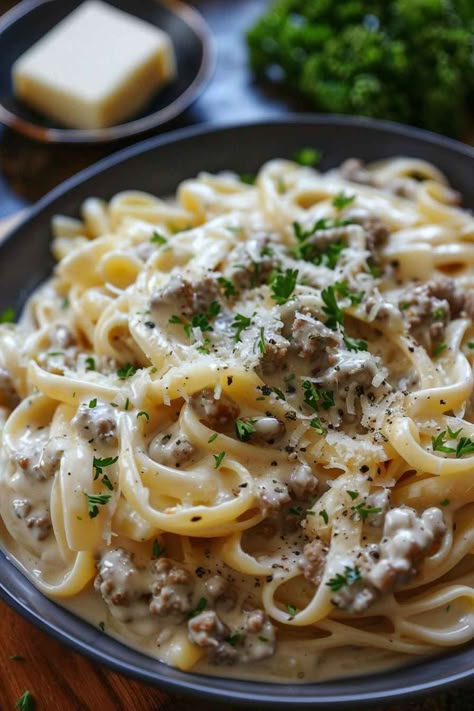 This Creamy Ground Beef Alfredo Pasta is a quick and easy meal ready in just 30 minutes! Perfectly seasoned ground beef combined with a rich and cheesy Alfredo sauce over tender fettuccine. It’s the ideal dinner for busy nights when you need something satisfying and flavorful. Save this recipe for your next weeknight meal and share it with friends! Ground Beef Alfredo Pasta, Beef Alfredo Pasta, Ground Beef Alfredo, Beef Alfredo, Weekly Dinner Recipes, Alfredo Pasta Recipes, Creamy Ground Beef, Easy Quick Dinners, Foods Pizza