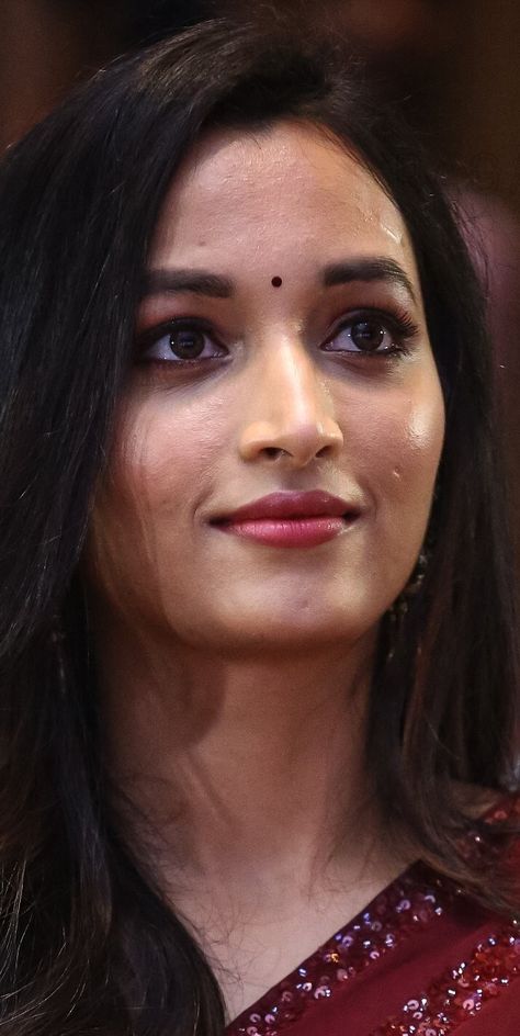 Many Faced God, Srinidhi Shetty, Actress Without Makeup, Arabian Beauty Women, Beauty Face Women, Indian Actress Hot Pics, Desi Beauty, Close Up, Kiss