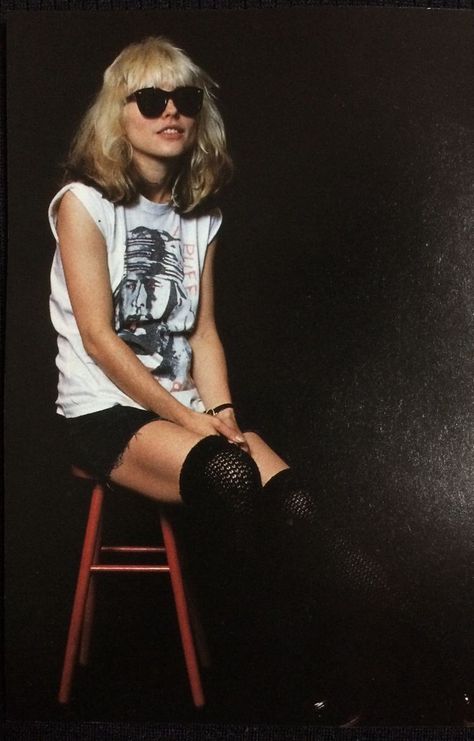 My forever style icon Debbie Harry shot by Chalkie Davies is this Fridays fashion inspo pic 😎 .. .. #debbieharry #blondie #70srock #fashionicon #fashioninsporation #punkaesthetic #rockerstyle Debbie Harry Style, Look Disco, Chica Punk, Harry Outfits, Deborah Harry Blondie, Marla Singer, Lita Ford, Deborah Harry, Blondie Debbie Harry