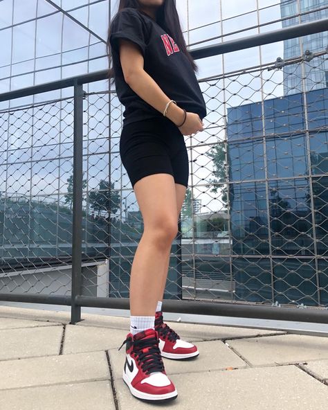 Cute Outfits With Jordans, Jordan Outfits Womens, Jordan 1s Outfit, Skor Sneakers Nike, Outfits With Jordan 1s, Ragazza Gangsta, Outfits With Jordan 1s Fashion Styles, Jordan 1 Outfit Women, Jordan 1 Outfit