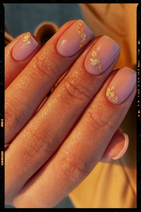 Nail Inspiration Gold Foil, Simple Gold Leaf Nails, Fall Nail Designs Gold Flakes, Elegant Golden Nails, Biab Nails Gold Foil, Short Nail Designs With Gold Flakes, Short Gold Foil Nails, Minimalist Nails Gold Foil, Short Nail Designs Gold Foil