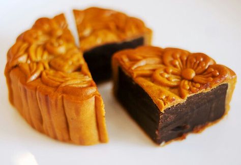 Mooncake Moon Cakes Recipe, Moon Cake Recipe, Sailor Moon Cakes, Chinese Moon Cake, Mooncake Recipe, Cake Festival, Moon Cake Mold, Moon Cakes, Easy Chinese Recipes