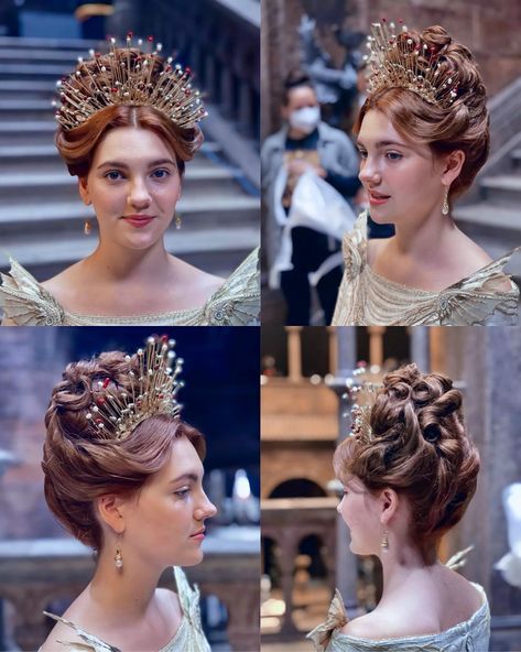 out of context house of the dragon on Twitter: "The crown and dress Alicent Hightower would have worn in a deleted scene of her preparing to marry King Viserys #HouseOfTheDragon #HOTD https://t.co/HCSIUPBm6t" / Twitter Olivia Cooke, Alicent Hightower, Fairytale Fashion, Rhaenyra Targaryen, Game Of Thrones Art, House Of The Dragon, House Targaryen, Game Of Thrones Houses, House Of Dragons