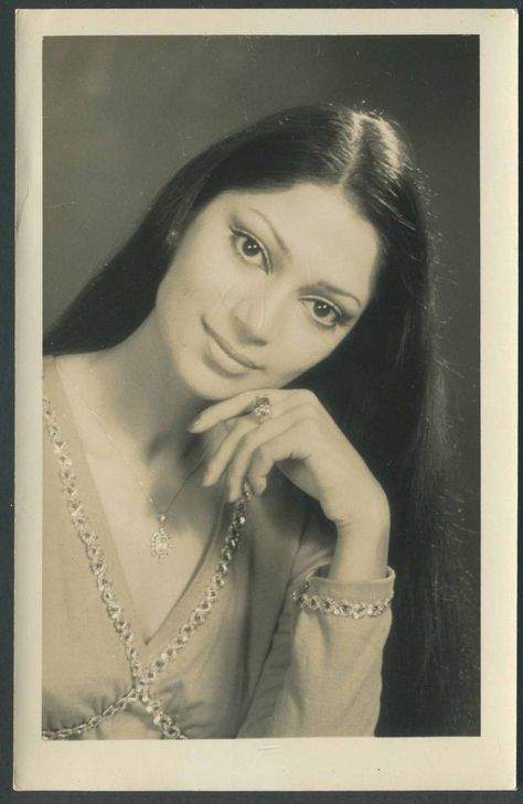 Simi Garewal, Classic Posters, Retro Bollywood, Hindi Actress, Bollywood Cinema, Indian Cinema, Vintage Bollywood, Madhuri Dixit, Favorite Actors