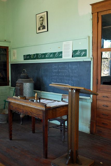 Way old classroom! Old Fashioned Classroom, Old School Classroom, Chalkboard Alphabet, Old Classroom, Vintage Classroom, Light Walls, Village School, Country School, Old School House