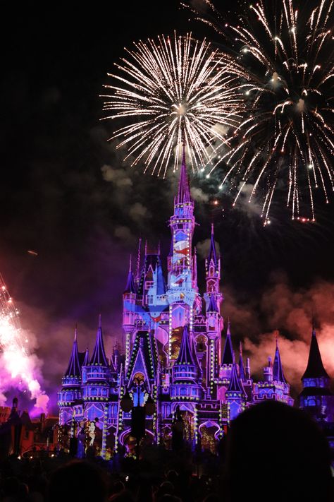 Disneyland Hongkong Aesthetic, Disney World Fireworks, Disneyland Fireworks, Disney Hong Kong, Disney Palace, Disney World Castle, Disney Fireworks, Kingdom City, Disney 2024