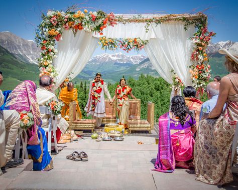 Temple Wedding Indian, Mandap Ideas, Creative Wedding Venues, Destination Wedding Budget, Hindu Wedding Decorations, South Wedding, Vaddanam Designs, Indian Destination Wedding, Hindu Wedding Ceremony