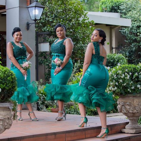 Braids Maid Dresses, Lace Mermaid Prom Dress, Olive Green Bridesmaid Dresses, South African Traditional Dresses, Bridesmaid Poses, Latest Bridesmaid Dresses, Lace Dress Classy, African Bridal Dress, African Bridesmaid Dresses