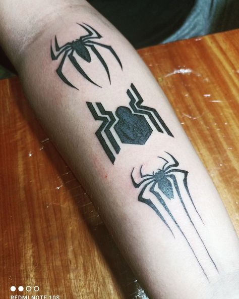 Spider Man Themed Tattoos, Spiderman Neck Tattoo, Henna Tattoo Designs Spider Man, Spider Man Arm Tattoo, Marvel Arm Tattoo, Unique Spiderman Tattoo, Spiderman Arm Tattoo, Spiderman Forearm Tattoo, Spider Man Matching Tattoos