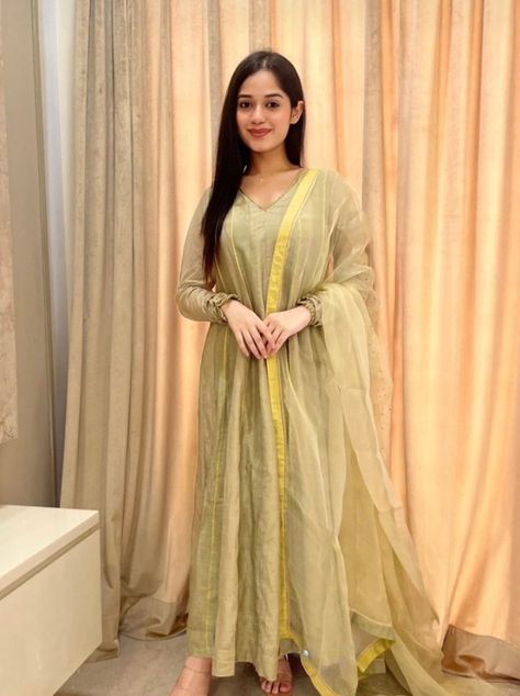 Anne Hathaway Style, Jannat Zubair Rahmani, Jannat Zubair, Indian Natural Beauty, 15 August, Anne Hathaway, Eat Dessert, Hot Outfits, Photo Shoot