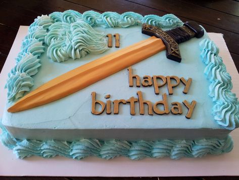 Percy Jackson cake. Sword & letters molded from fondant. Sprayed & painted with edible gold paint. Percy Jackson Cake Ideas, Percy Jackson Birthday Cake, Percy Jackson Birthday Party Ideas, Percy Jackson Birthday Party, Fandom Cakes, Percy Jackson Cake, Hercules Party, Mythology Party, Percy Jackson Birthday