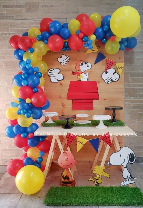 Snoopy Dessert Table, Snoopy Balloon Garland, Peanuts Party Decorations, Snoopy Party Decorations, Snoopy Party Ideas, Snoopy Birthday Decorations, Peanuts Gang Birthday Party, Charlie Brown Birthday Party, Peanuts Birthday Party