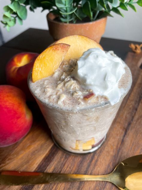 Peaches and Cream Overnight Oats (vegan and gluten free). An easy meal prep breakfast that is healthy and delicious. Made with gluten free oats, vegan yogurt, peaches, oat milk, and delicious spices. #vegan #veganrecipes #mealprep #veganmealprep Peaches And Cream Overnight Oats, Easy Meal Prep Breakfast, Gluten Free Monkey Bread, Healthy Meal Prep Breakfast, Overnight Oats Vegan, Breakfast For The Week, Vegan Greek Yogurt, Spring Breakfast, Vegan Peach