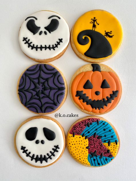 The Nightmare Before Christmas Cookies, Round Halloween Cookies, Round Halloween Cookies Decorated, Nightmare Before Christmas Cookies, Circle Halloween Cookies Royal Icing, Nightmare Before Christmas Theme, Circle Halloween Sugar Cookies, Cookie Cake Halloween Design, Halloween Bakes