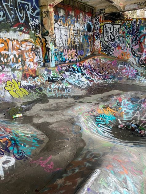 Abandoned Skate Park, Skateboard Aesthetic, Apocalypse Aesthetic, Graffiti Pictures, Graffiti Photography, Urban Street Art, Street Graffiti, Graffiti Wall Art, Graffiti Drawing