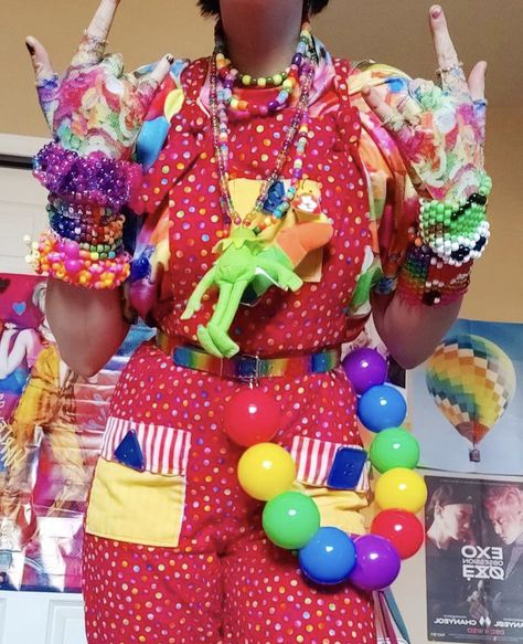 Clown Outfit Aesthetic Drawing, Neon Rainbow Outfits, Kidcore Clowncore Outfits, Clowncore Overalls, Clowncore Outfit Ideas, Goth Clowncore Fashion, Werid Core Outfits, Decora Aesthetic Outfits, Decora Outfits Aesthetic