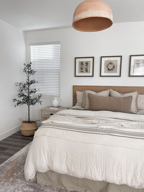 White Bedding With Terracotta Accents, White Bedding Earth Tones, Terracotta Bedroom Color Schemes Bedding & Blankets, Terracotta Bedding Linen, Terracota Bedding Bedding & Blankets, Terracotta Bedroom, Home Minimalist, Parachute Home, Home Inspo