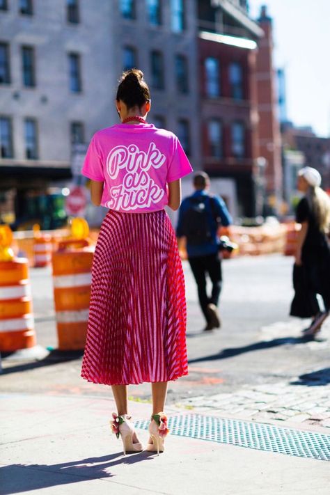 Mode Tips, Walking Down The Street, Giovanna Battaglia, Nyfw Street Style, Blazer Outfit, Looks Street Style, Street Style Inspiration, Mode Inspo, Pink Outfits