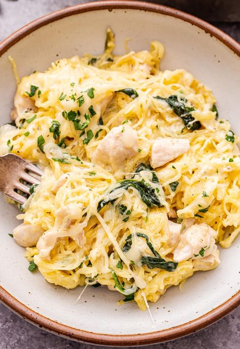 Recipe With Alfredo Sauce, Chicken Alfredo Spaghetti Squash, Spinach Spaghetti Squash, Alfredo Sauce Recipes, Alfredo Spaghetti Squash, Spaghetti Squash Alfredo, Spinach Spaghetti, Squash Alfredo, Spaghetti Squash Recipes Healthy