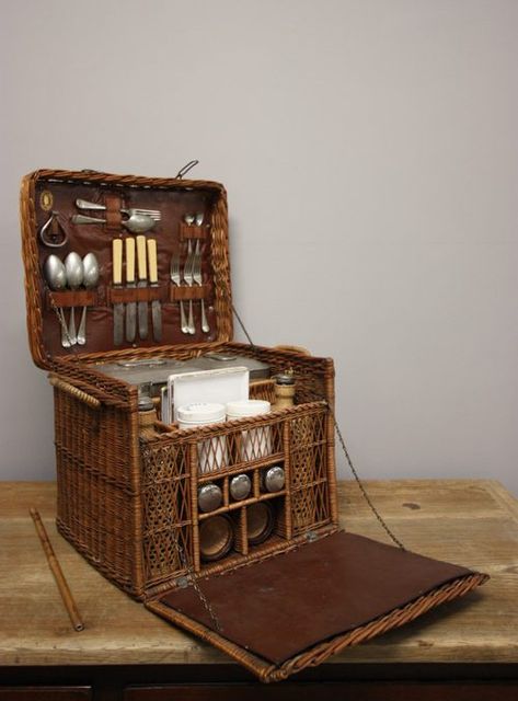 £880 Ultimate Edwardian Antique Picnic Hamper Edwardian Picnic, Regency Picnic, Pretty Gift Wrapping, Sandwich Boxes, Enamel Plates, Pretty Gift Wrapping Ideas, Chuck Box, Vintage Picnic Basket, Kombi Home