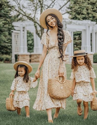 100 Cutest Matching Mother Daughter Outfits on Internet So Far Matching Mother Daughter Outfits, Mother Daughter Photoshoot, Mom Daughter Outfits, Mommy Daughter Outfits, Daughter Outfits, Mother Daughter Fashion, Mother Daughter Matching Outfits, Mom And Daughter Matching, Mother Daughter Outfits