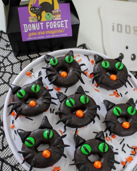 Vampire Donuts Halloween, Cute Donuts Ideas, Spooky Donut Ideas, Monster Donuts For Halloween, Spider Donuts Halloween, Halloween Donuts Ideas Easy, Fall Donuts Ideas, Halloween Mini Donuts Ideas, Halloween Doughnuts Ideas