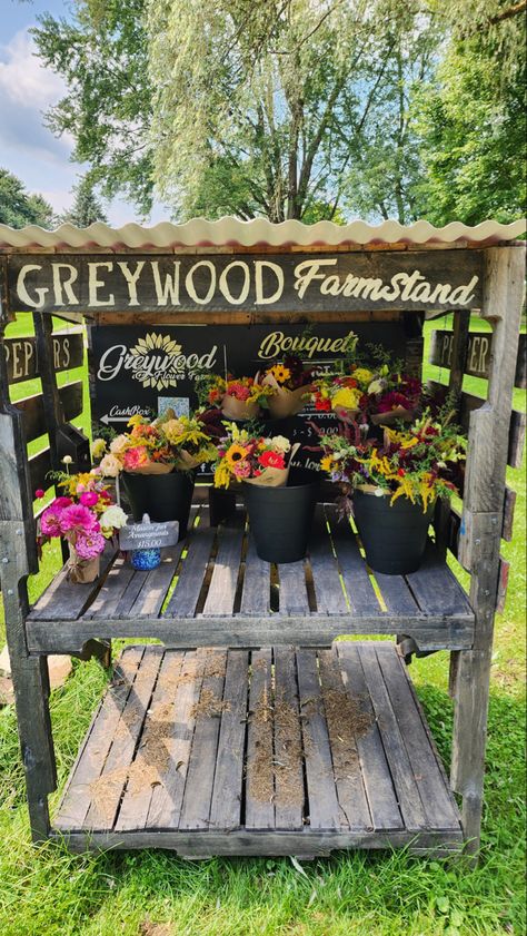 Small Farm Stand Diy, Simple Farm Stand, Farmstand Diy, Farmstand Building Plans, Farmstand Plans, Plant Stall Ideas, Easy Diy Farm Stand, Small Farm Stand Ideas, Diy Farmstand Ideas