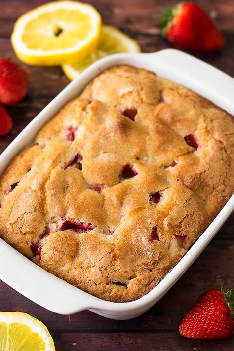 Mini Strawberry Breakfast Cake! Strawberry Breakfast Ideas, Strawberry Breakfast Recipes, Strawberry Breakfast Cake, Breakie Ideas, Saturday Baking, Baking Mischief, Mini Meals, Batch Baking, Batch Recipes