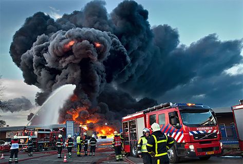 Lorsque vous regardez des nuages, un mur, l'écorce d'un arbore, il vous arrive parfois de voir des formes très familières comme un visage, un… Photo Illusion, Fire Life, Volunteer Firefighter, Fire Service, Amazing Pictures, Fire Rescue, Fire Dept, Fire Department, G Shock