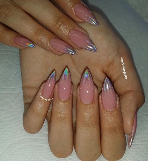 My friends were sitting together, talking about nails. We were discussing short stiletto nails. These nails are cool and sharp, but not Small Stilleto Nails, Acrylic Nails Chrome, Ombre Chrome Nails, Stiletto Nails Short, Chrome Nails Designs, Acrylic Nail Powder, Stiletto Nails Designs, Simple Acrylic Nails, Shiny Nails