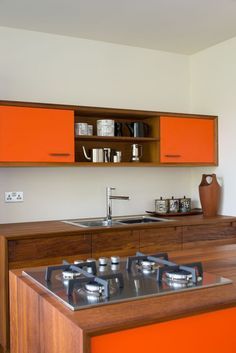 Mid Century Modern Kitchen Design, Modern Köksdesign, Modern Mid Century Kitchen, Orange Kitchen Decor, Mid Century Kitchen Remodel, Interior Dapur, Kabinet Dapur, Orange Kitchen, Mid Century Modern Kitchen